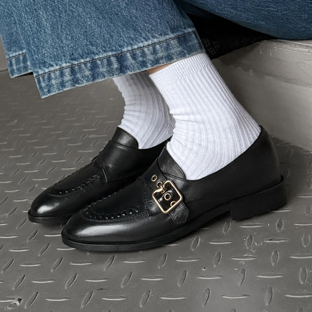 حذاء بدون كعب نسائي من Danxuefei مصنوع من جلد البقر بمقدمة مستديرة وإبزيم معدني سهل الارتداء حذاء بدون كعب عالي الجودة ناعم ومريح