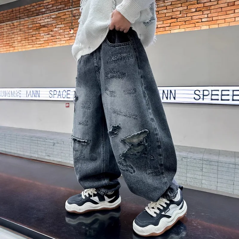 

Рваные джинсы для мальчиков в стиле ретро, новинка 2025 года, весенне-осенние детские уличные крутые и стильные джинсовые брюки, свободные повседневные брюки для мальчиков