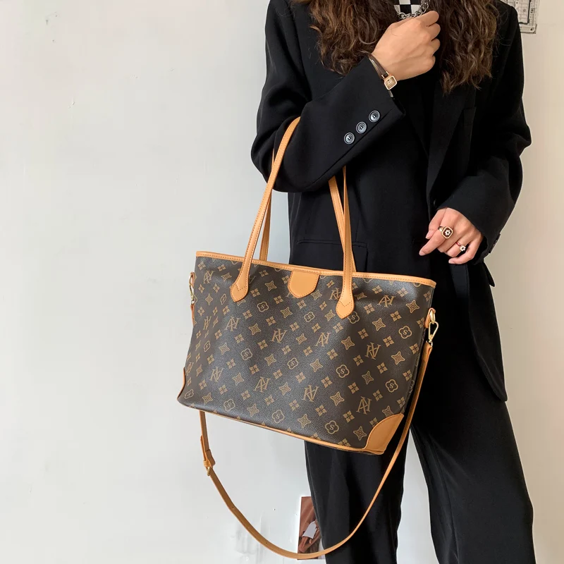

Durable Messenger Bag For Women Made Of Genuine Leather, Popular Crossbody Design By Luxury Brand For Everyday Carry