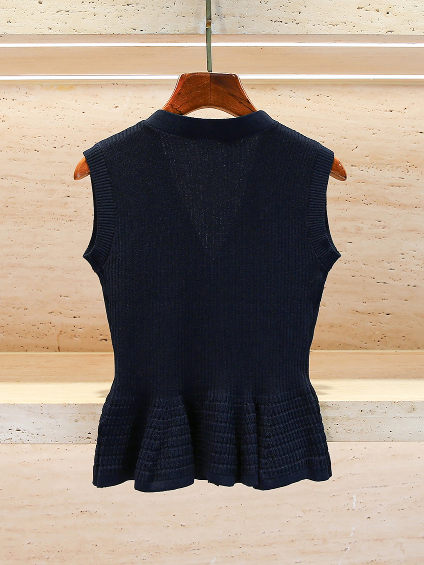 

High-End Women's Knitted V-Ne Svel Vest Top with Ruffle Design And Small Fraance Sle South Oil Autumn Faion