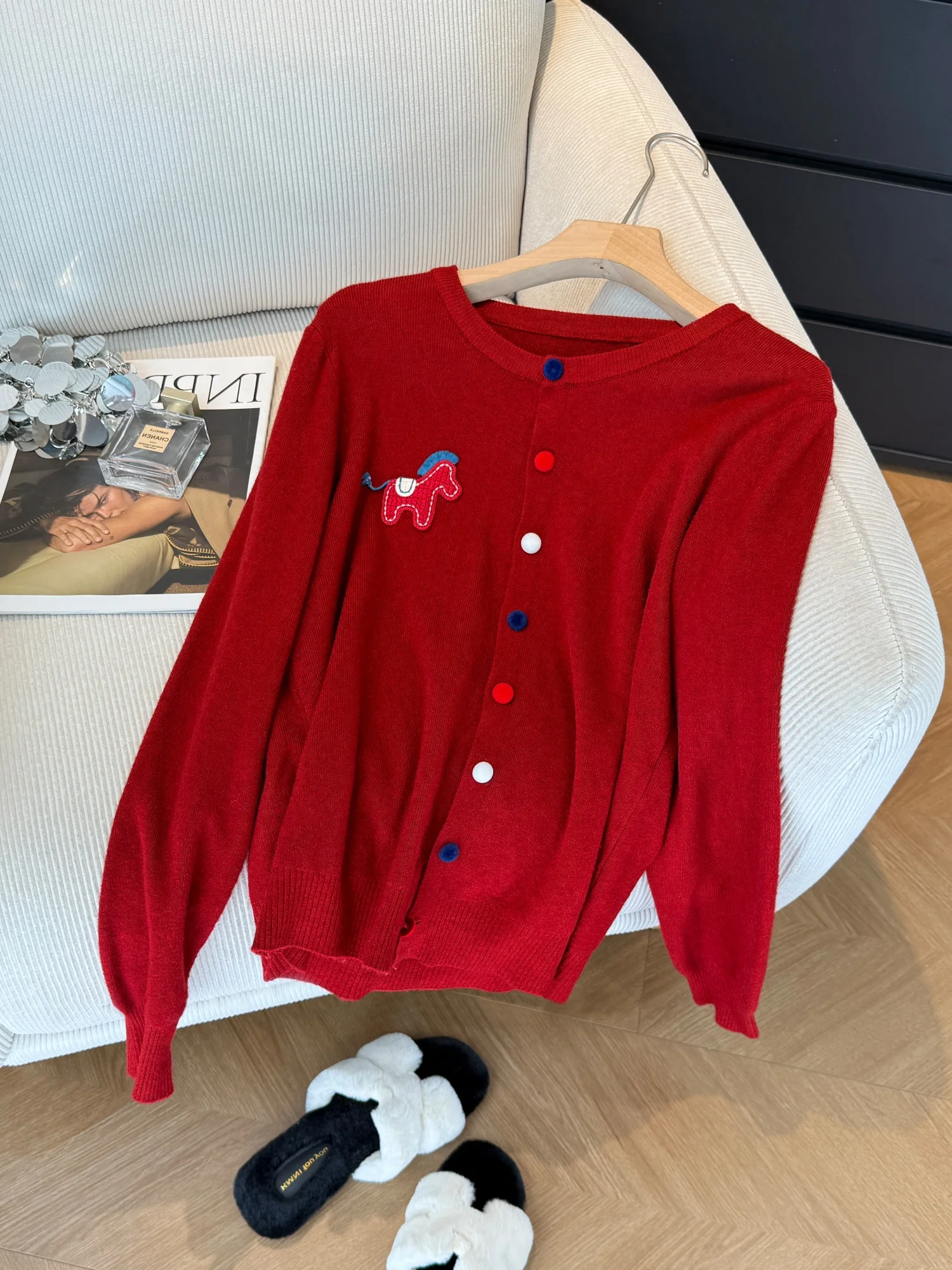 

Красный вязаный кардиган-свитер с мультяшным принтом для женщин, повседневный, универсальный, удобный, мягкий, длинный, с круглым вырезом, весна-осень