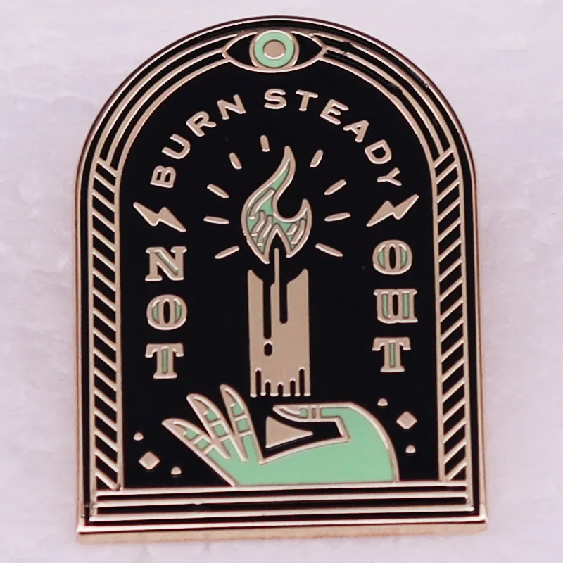 1 pièce Épinglette en émail 'Not Burn Steady Out' avec motif Bougie, Main et Œil Mystiques, Badge Tarot pour Sacs à dos et Vestes, Cadeau Bijou pour les Amateurs de Sorcellerie