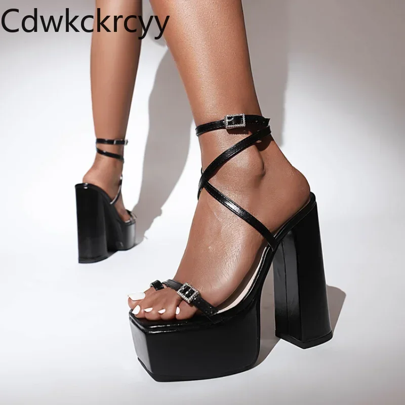Sommer neue Stile Mode ausgesetzt Zehen hochhackige Damen Sandalen Strass Barfuß Schnalle quadratischen Absatz Damen Sandalen hoch 15cm