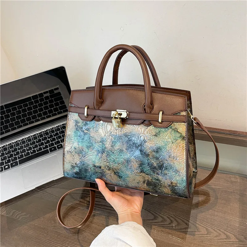 

​2025 Vintage Lock Flap Bag for Women, Patent Leather Shoulder Crossbody Purse Large Capacity Boho Minimalist​
