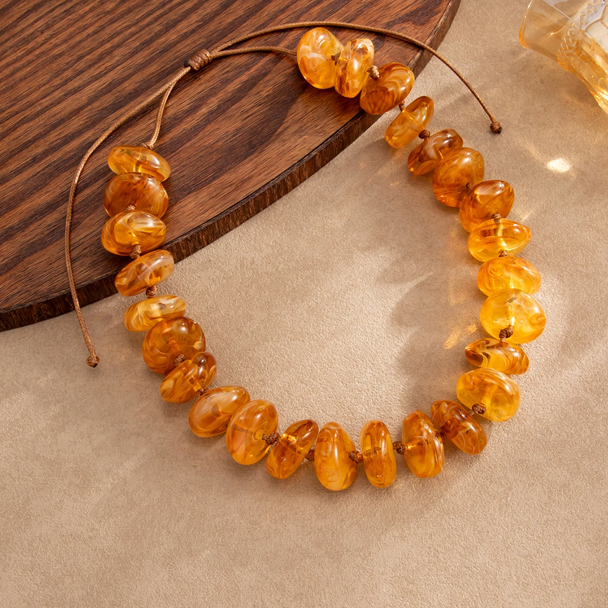 Ingemark 12 Farben Personalisierte Chunky Acryl-Perlen-Choker-Halskette für Frauen Boho Verstellbare Leder-Wachsseil-Kettenhalskette – Detail 9