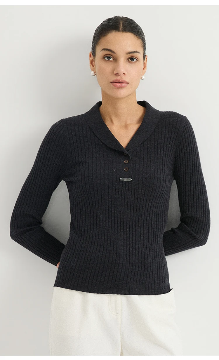 BL3611568 Damen-Pullover mit Polokragen, 100% Wolle, breiter Rippstrick, lange Ärmel, halbe Knopfleiste, Kettenabzeichen, schmale Passform, für den frühen Herbst. – Detail 8