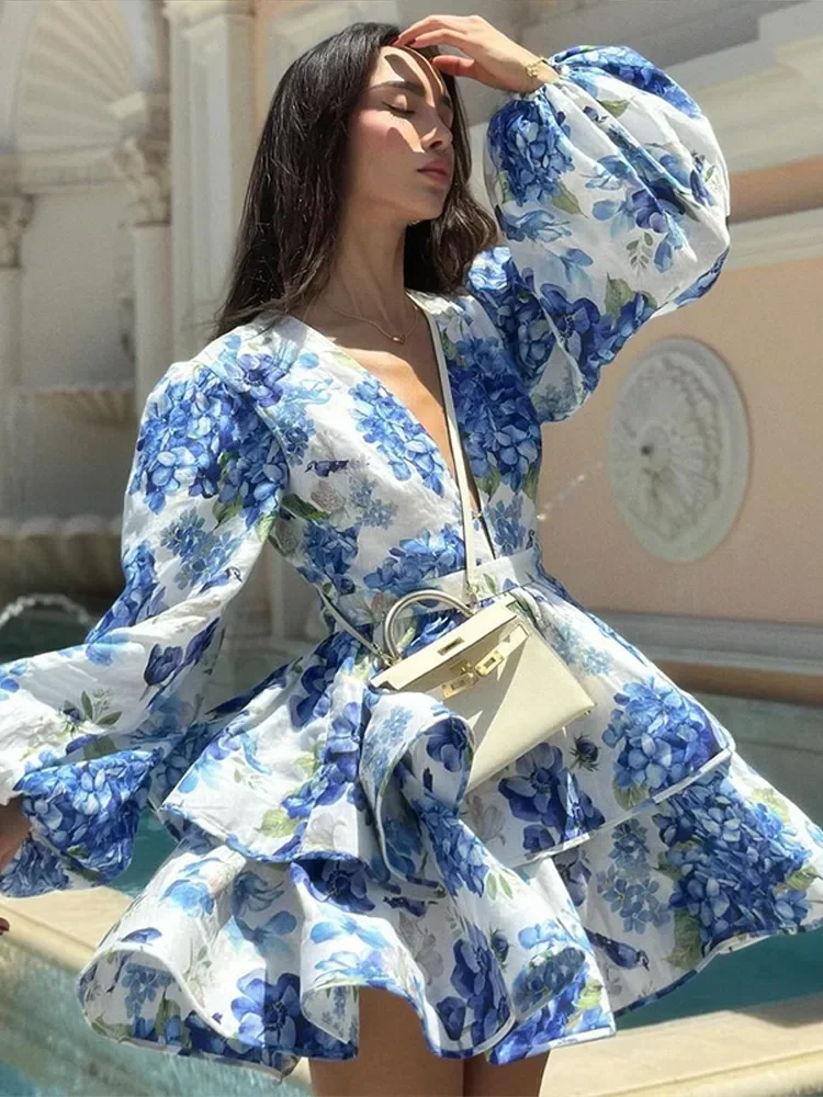 Vestido plissado com decote em v, vestido estampado com mangas lanterna, vestido fofo em camadas, cintura cinched, casual, feminino, praia, floral, vestido curto