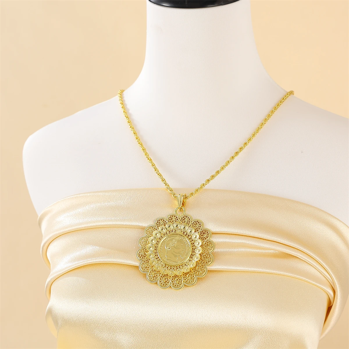قلادة بدلاية معدنية على شكل زهرة مزدوجة ، عروس ألمانية ، صورة الجزائري ، مجوهرات بنمط العملة الذهبية ، تصميم عباد الشمس