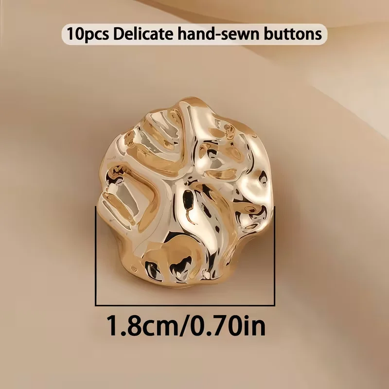 Ein Set mit 10 einzigartigen goldenen Knöpfen in den Größen 18 mm, 23 mm und 25 mm, geeignet für die Verwendung in der Bekleidungsindustrie, für Dekorationen und für Bastelprojekte. – Detail 3