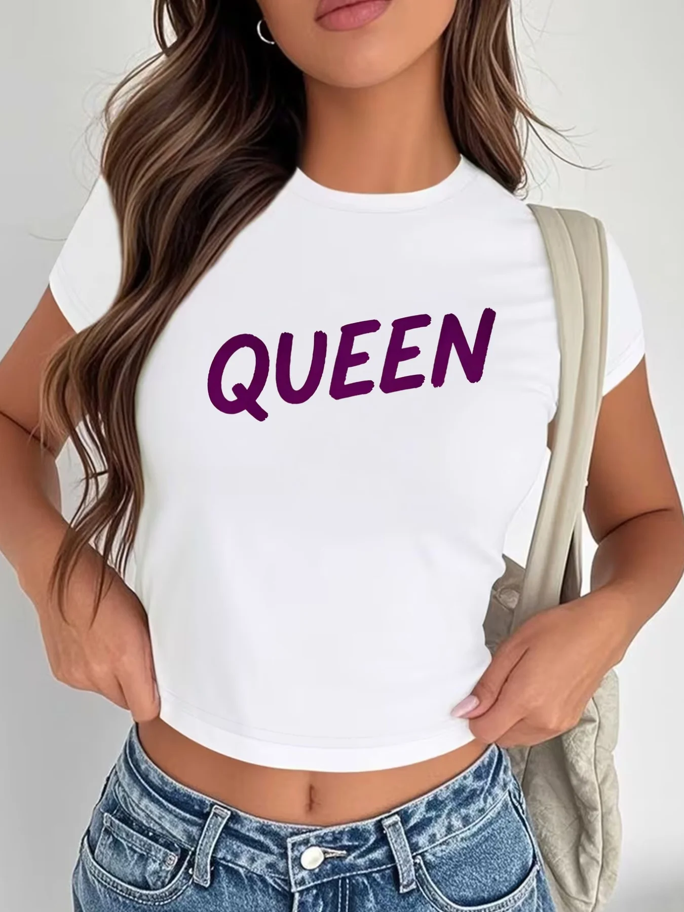 Women'S Cropped T-Shirt with QUEEN Print Featuring Round Neck and Casual Sleeves Trendy Crop for A Bold Style Aesthetic Clothes