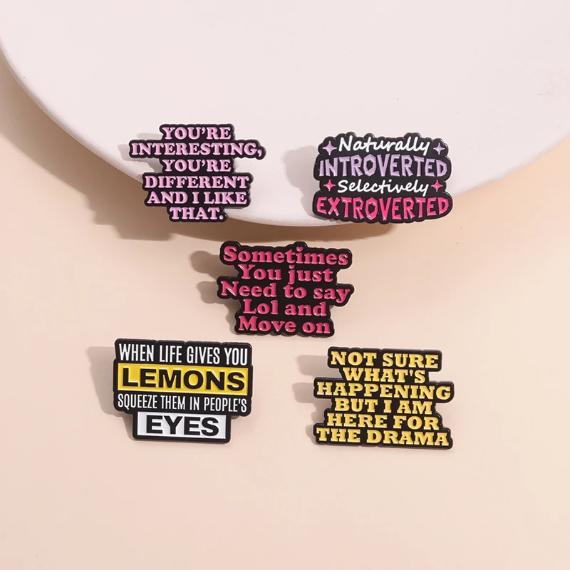 Pin esmaltado de broma humorística, broche de Metal, insignia de solapa, regalo de joyería, no claro qué pasa, pero soy aquí para el Drama
