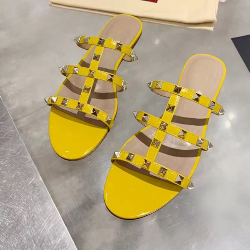 Damen-Hausschuhe im amerikanischen Stil, matte Nieten, Mikrofaser-Leder, gelb-rosa, Slides vorne, offener Zehenbereich, Chaussure, breite und