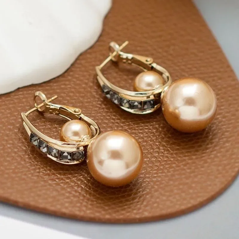 A new Fashionable, luxurious and Exquisite Earring For Women With Multiple Coffee Colored Pearls