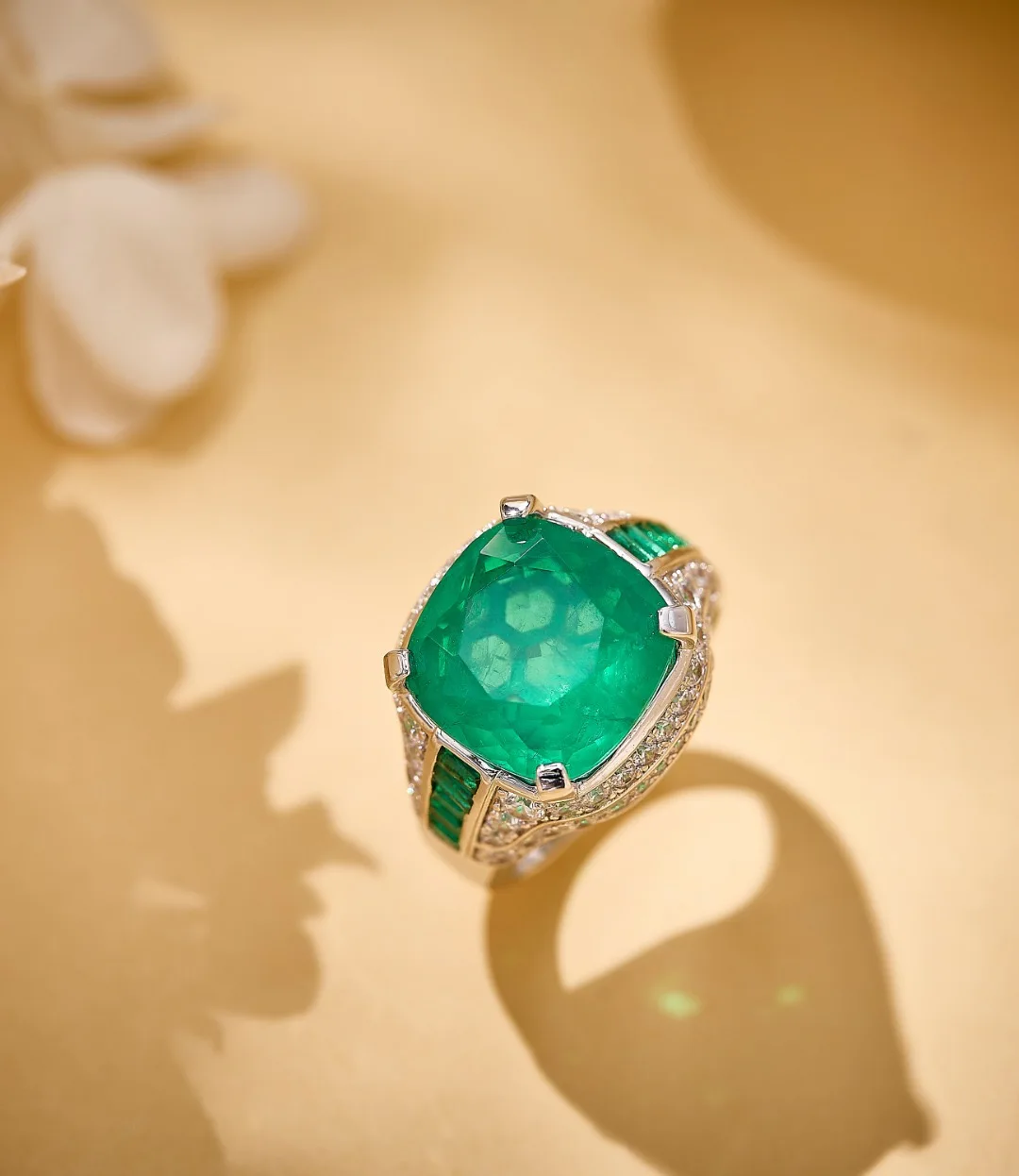 

EYER Top Grade Temperament AAA Zircon Green Emerald Ring For Women Luxury Wedding Evening Dress Jewelry Gift