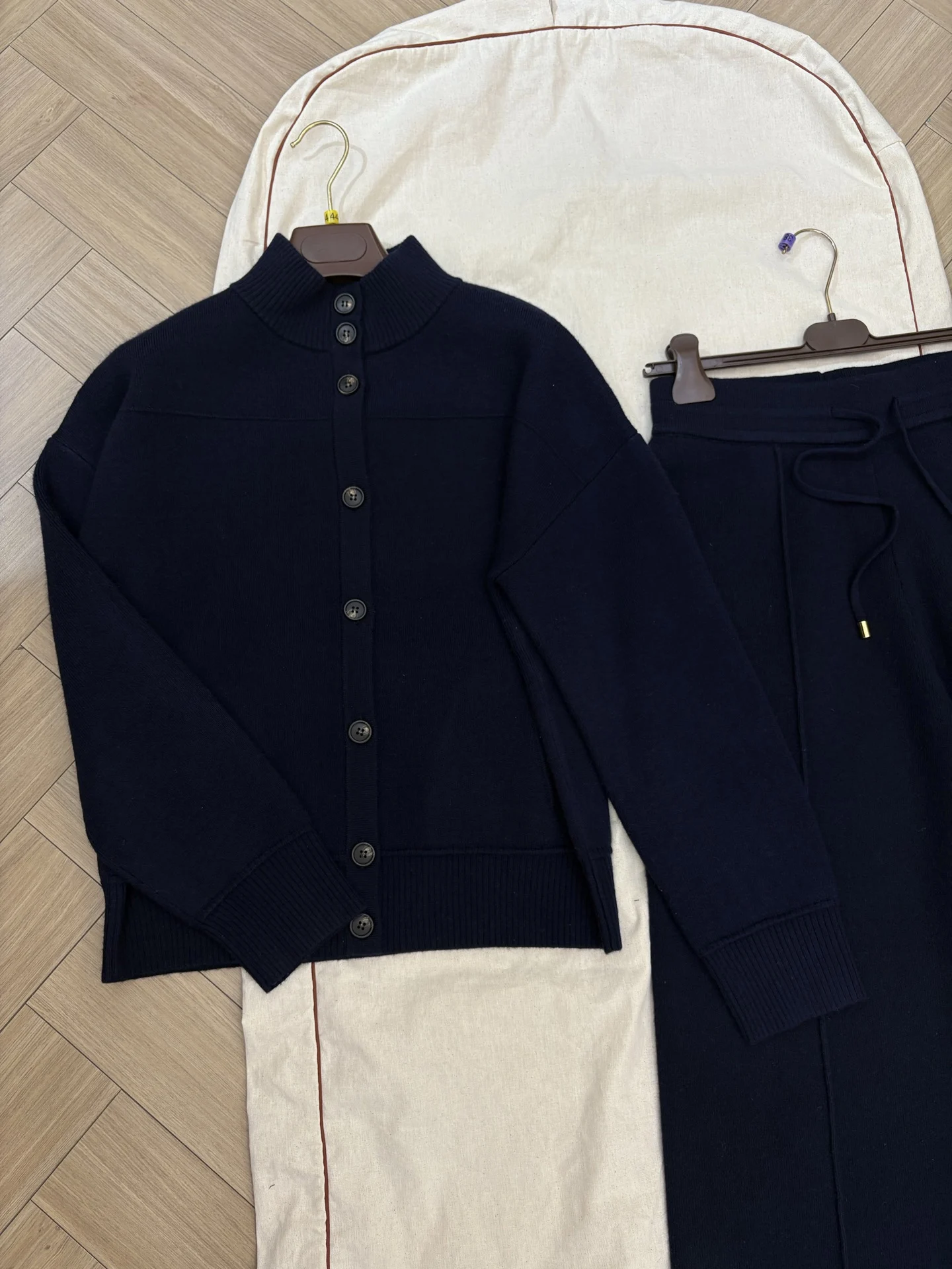 

Новый осенне-зимний стиль, однотонная водолазка, кашемировый вязаный кардиган и облегающие стильные прямые брюки, комплект из двух предметов