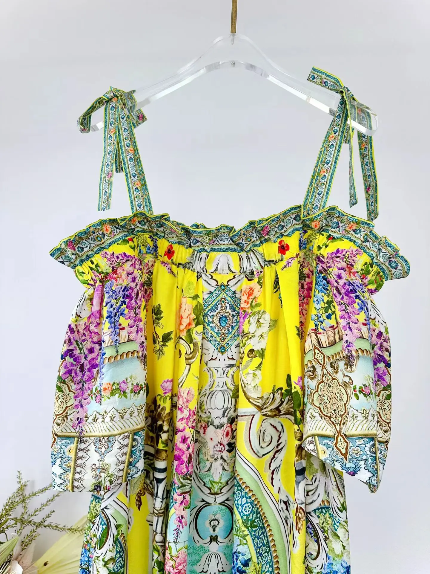 ชุดเดรสยาวผ้าไหมแท้ 100% ลายดอกไม้ สำหรับผู้หญิง สายเดี่ยว ประดับคริสตัล คอเฉียง แขนสั้น เหมาะสำหรับวันหยุด