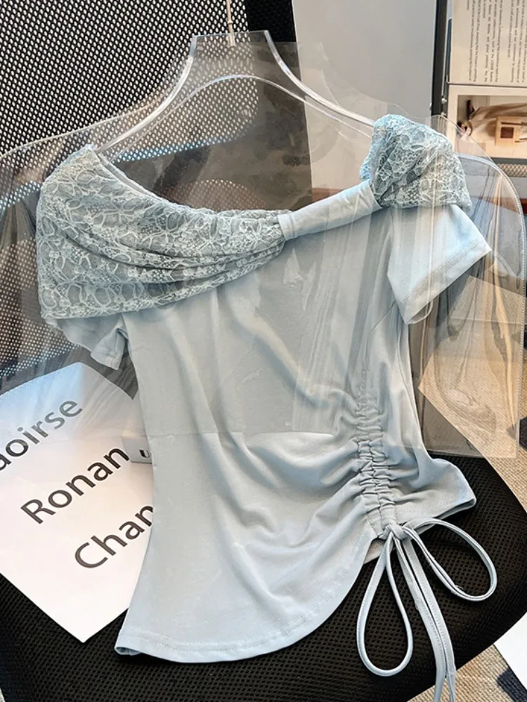 เสื้อครอปผู้หญิง แขนระบาย แต่งผ้าลูกไม้ ตัดต่อ ทรงเข้ารูป สายเดี่ยว ดีไซน์ไม่สมมาตร ผ้าคอตตอนผสมโพลีเอสเตอร์ สำหรับฤดูร้อน