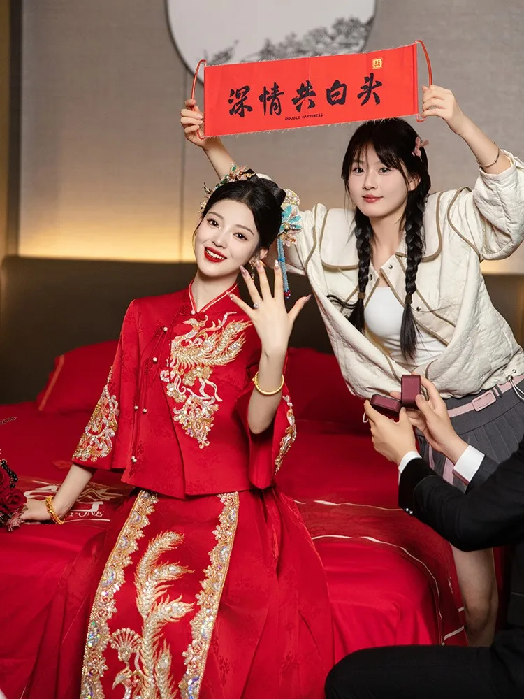 

New Chinese-style wedding dress dragon and phoenix gown bride's toasting
