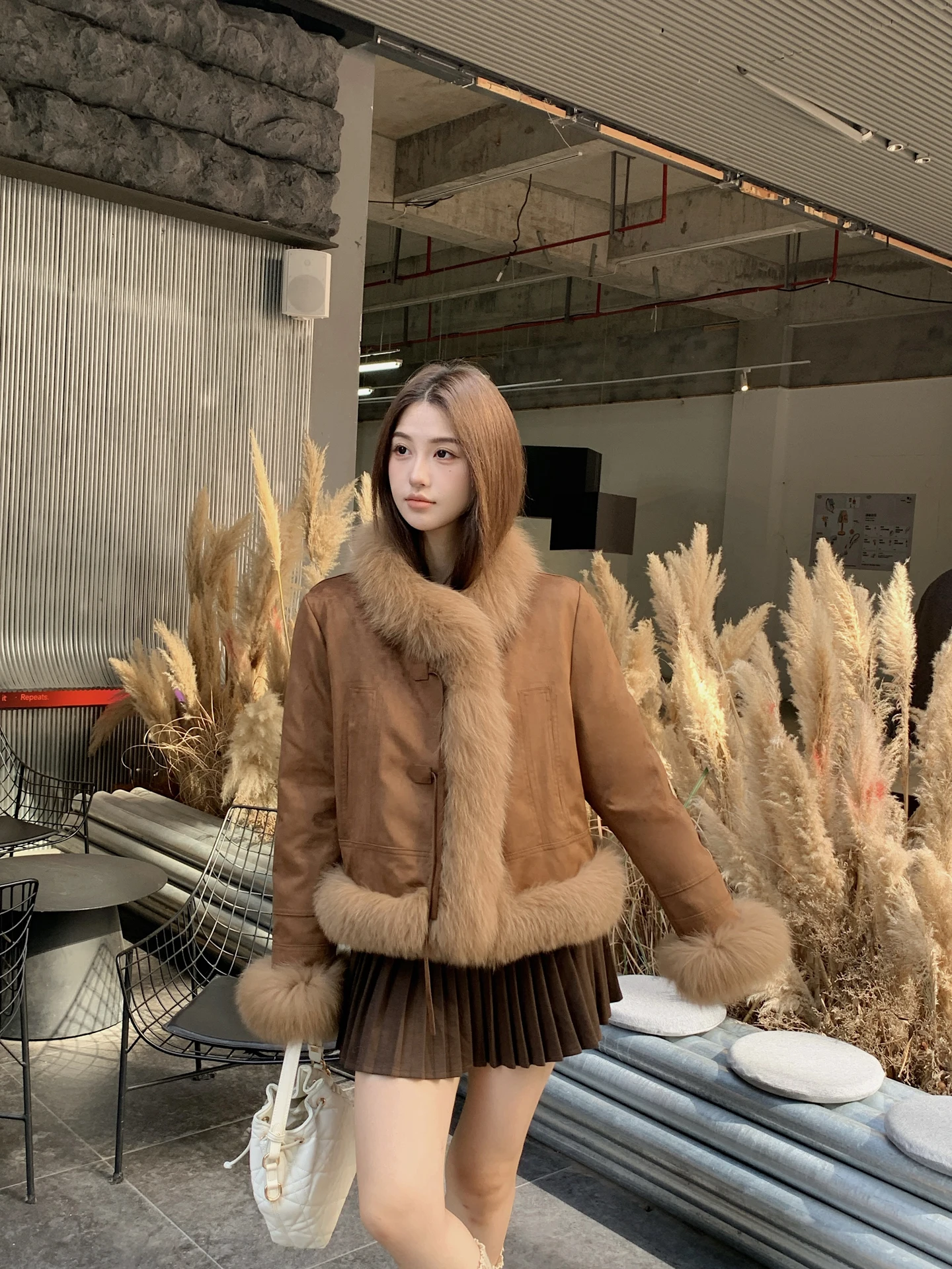 

Женская зимняя куртка из замши с меховым воротником и гусиным пухом в корейском стиле: новая модная, удобная и теплая версия