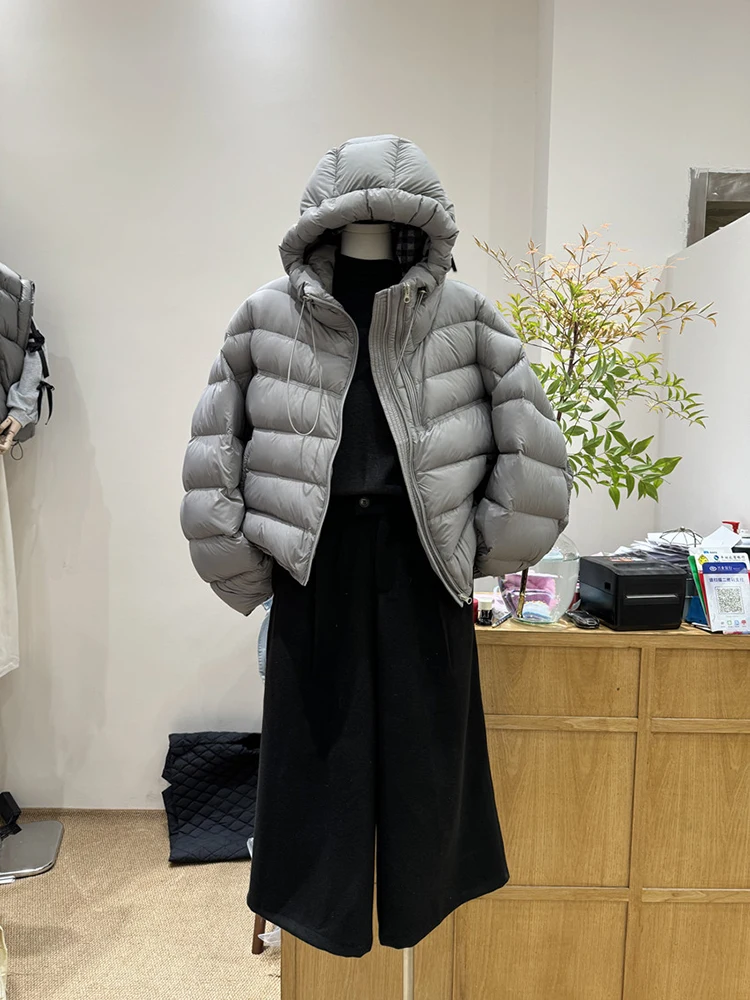 2025 inverno nuova versione coreana piumino da donna stile corto con cappuccio 90 piumino d'anatra bianco caldo cappotto leggero alla moda