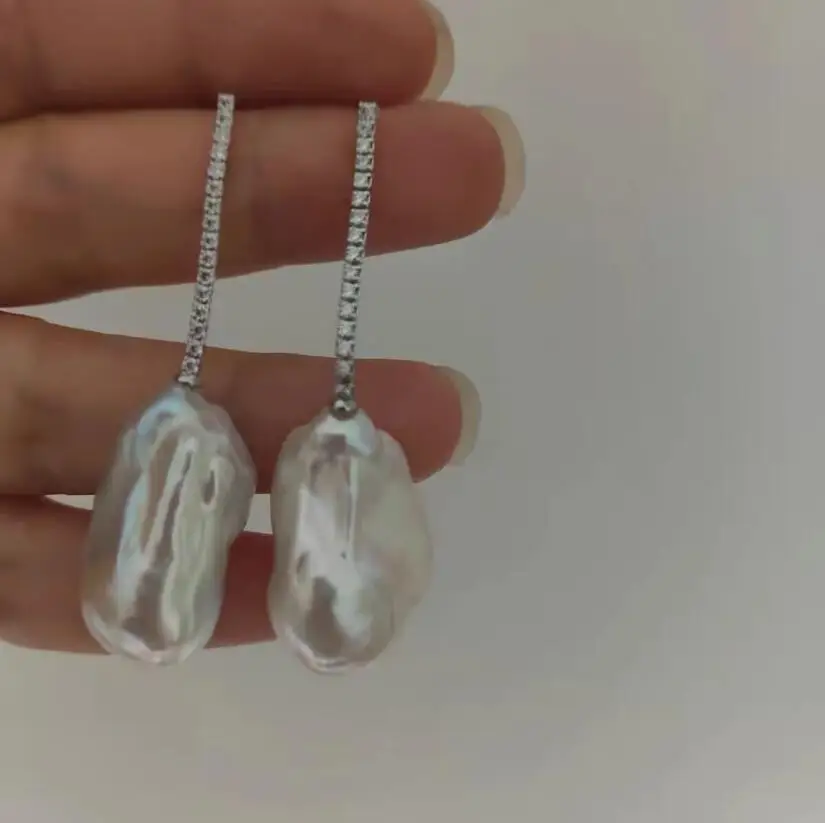 

Великолепная пара висячих сережек с белым жемчугом Южного моря 18-20 мм в стиле барокко 925s