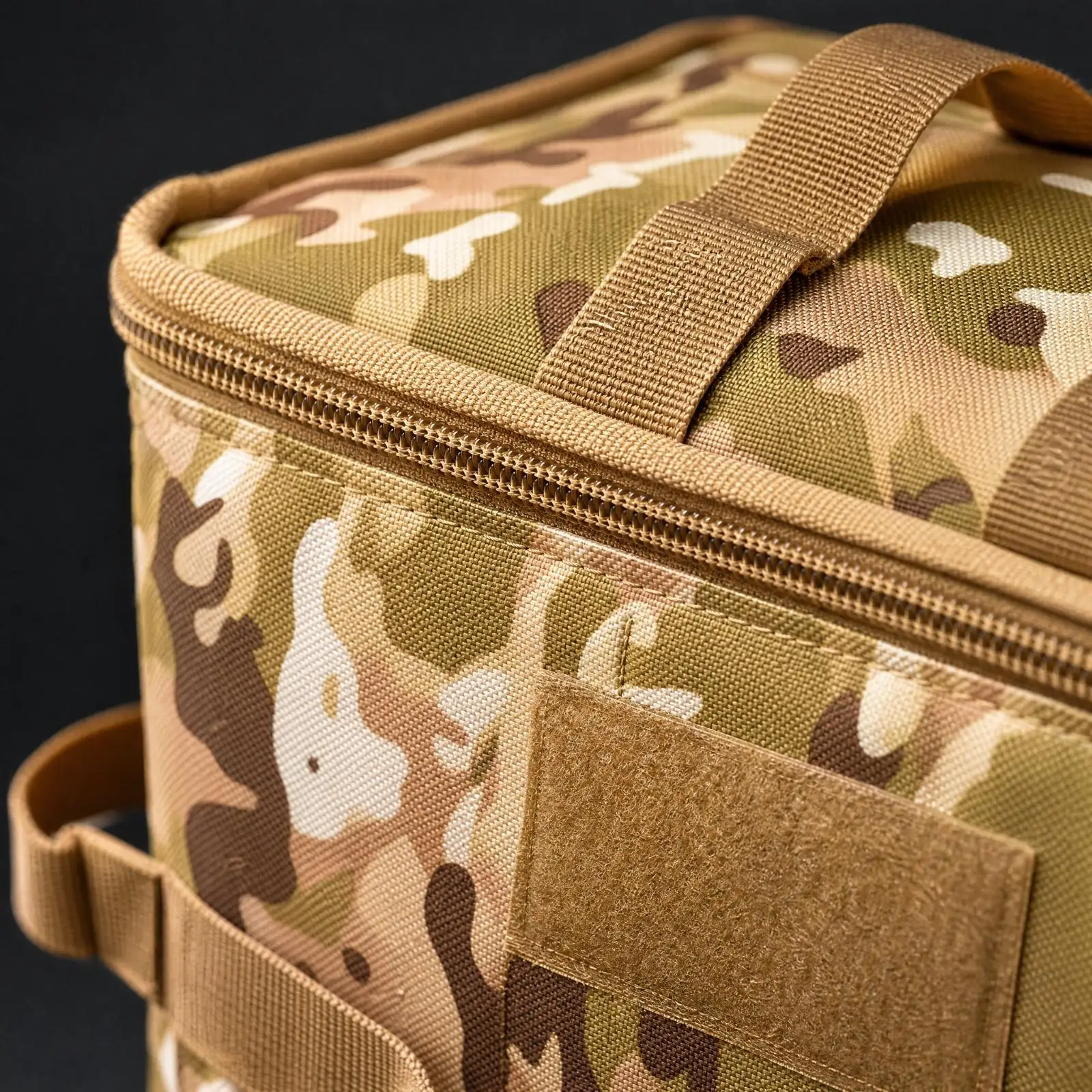 Bolsa ligera para guardar equipo, fabricada en tela Oxford, con asas para transportarla y panel con cierre de velcro, ideal para accesorios pequeños.