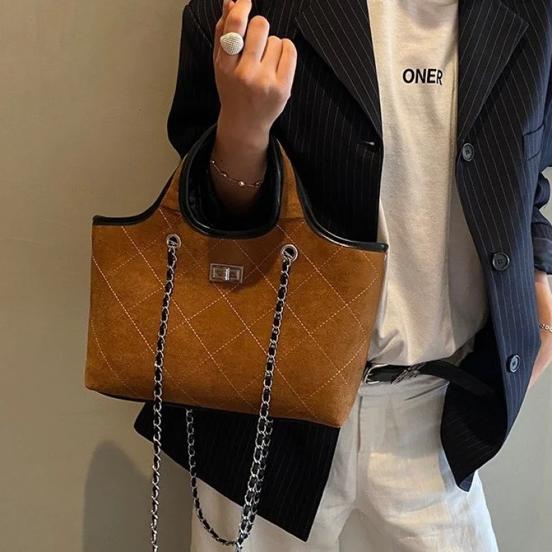 حقيبة كتف نسائية فاخرة مصنوعة من الجلد تتميز بتصميم عصري للركاب ومظهر أنيق في باريس  #3