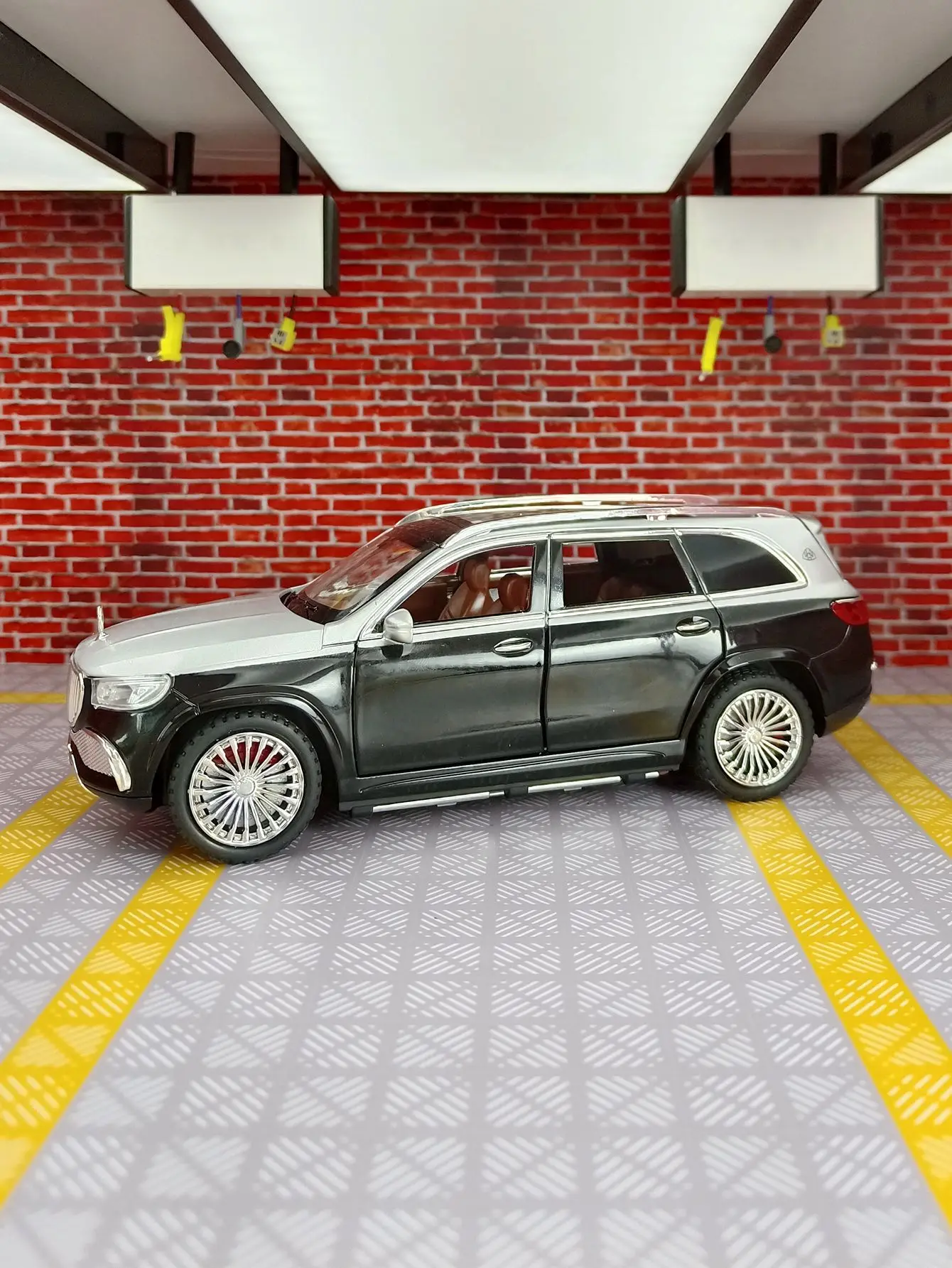 1:24 Mercedes-benz Maybach GLS600 Alloy Car Model Diecasts Metal Toy Vehicles Car Model Simulation Sound Light Kids Gift