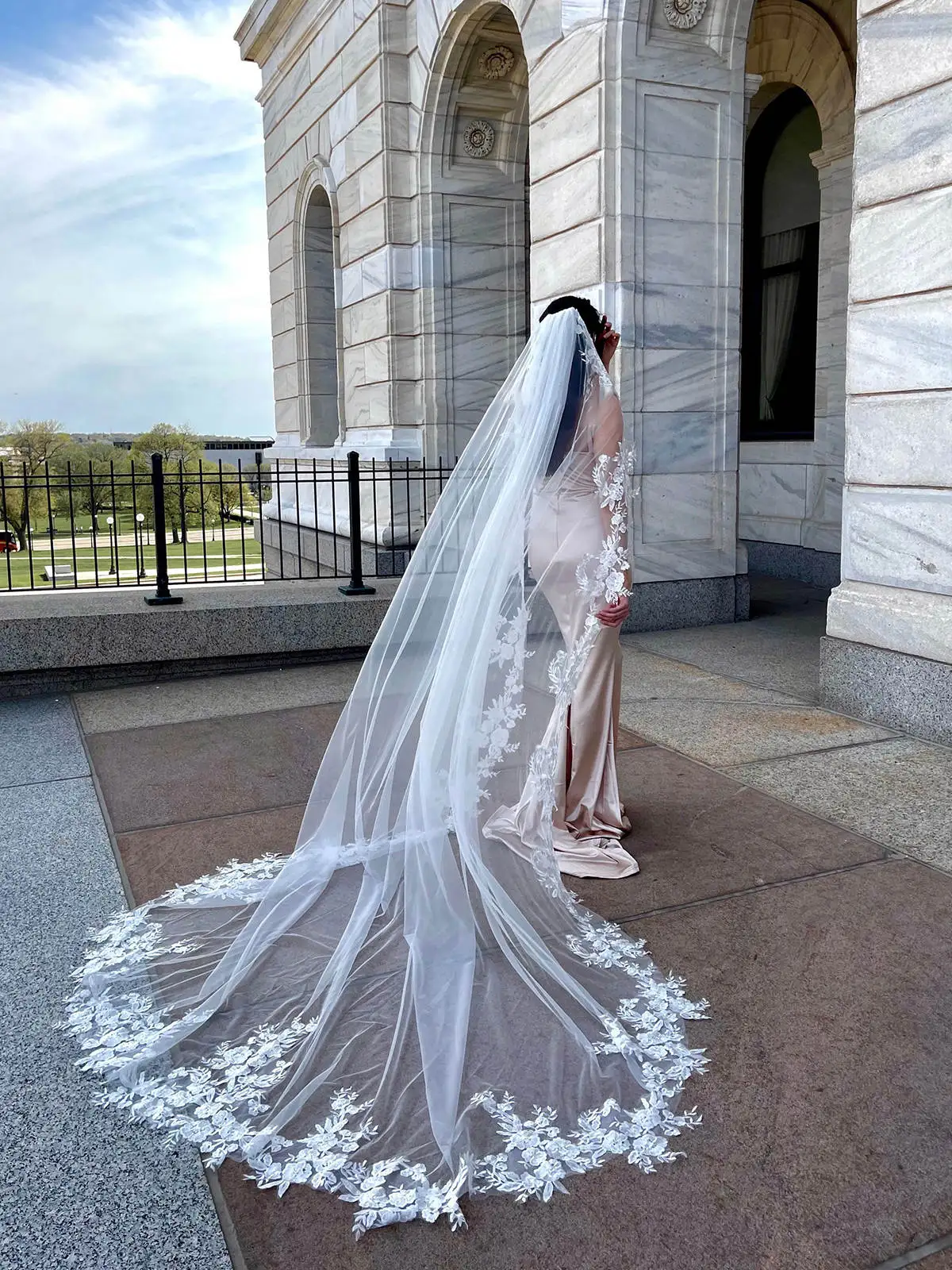 Koronkowe welony ślubne Biała kość słoniowa Katedra Długi woal Mariage Koronkowy welon ślubny Tiul z grzebieniem Akcesoria dla panny młodej