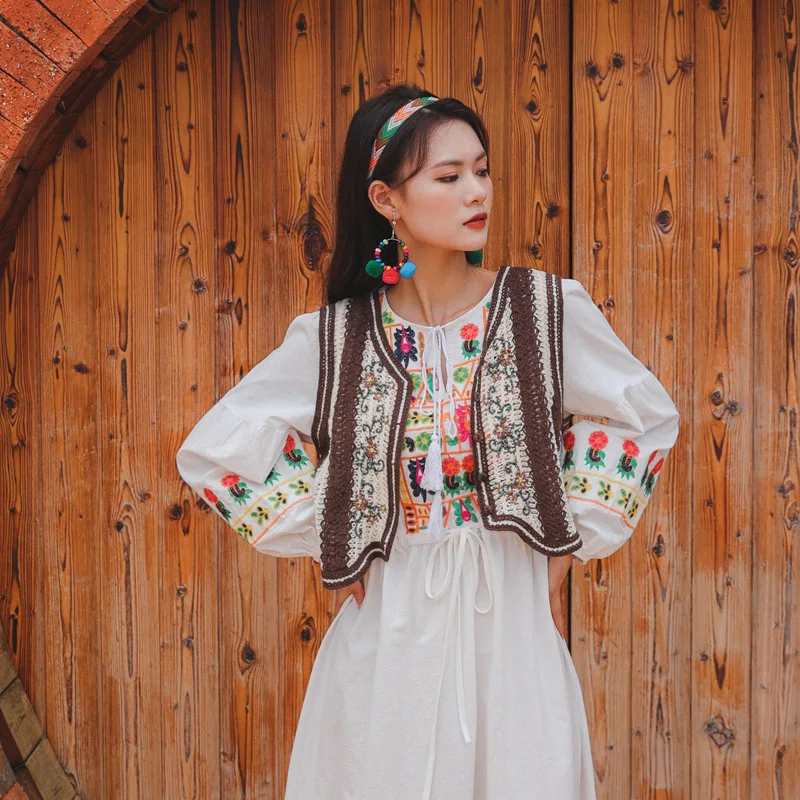 

Женский модный топ с вышивкой и ажурными элементами, тонкий, в стиле ретро, летний, этнический, вязаный, свободного кроя, с V-образным вырезом, на пуговицах