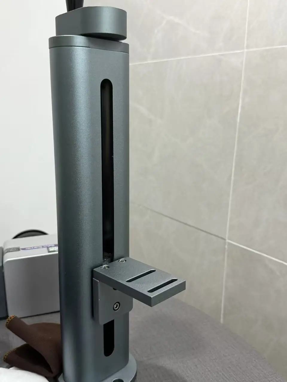 آلة وسم ألياف الليزر الصغيرة لسطح المكتب بقدرة 1.20 وات لنقش المعادن، 110 × 110 مم، دعم USB، أدوات المجوهرات آلة النقش بالليزر