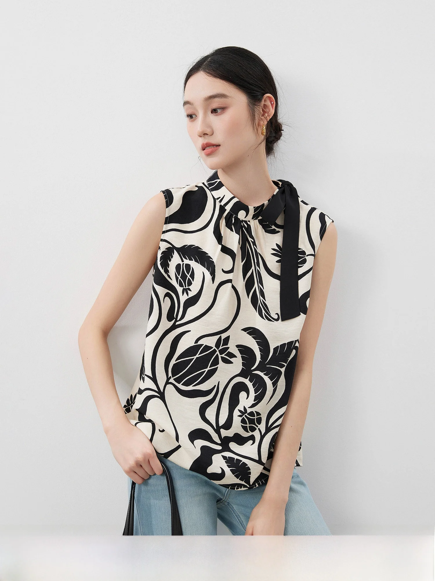 

Spring Artistic Pomegranate Flower Print Sashless Sleeveless Shirt Women's Regular Length Straight Cut Fashion Spring 2026