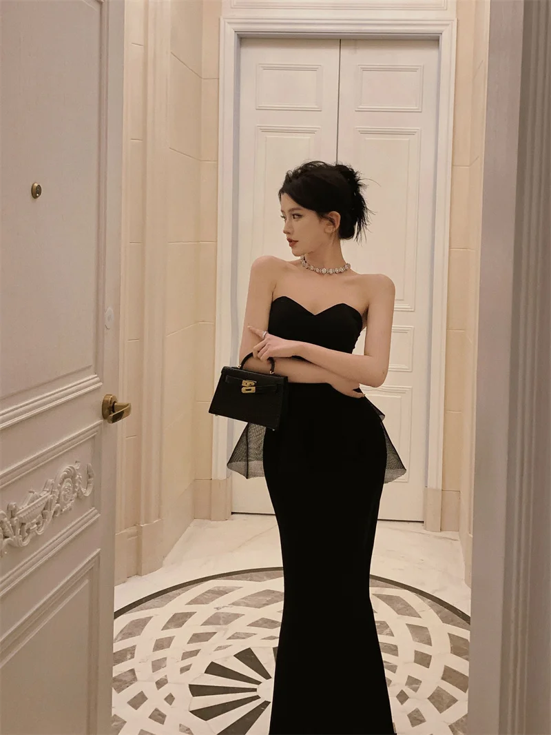 2025 Abito senza spalline con temperamento nero stile Hepburn francese Abito da compleanno sexy di fascia alta da donna Abito da sera a sirena che abbraccia i fianchi
