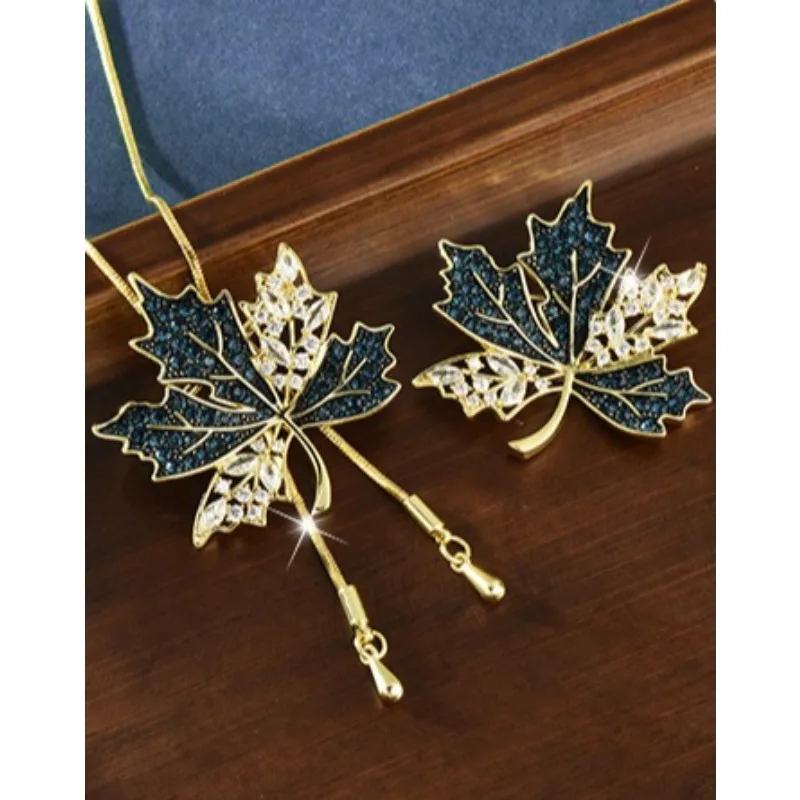 

A two-color maple leaf diamond-encrusted pull-out autumn and winter necklace for women, with two corsages to wear