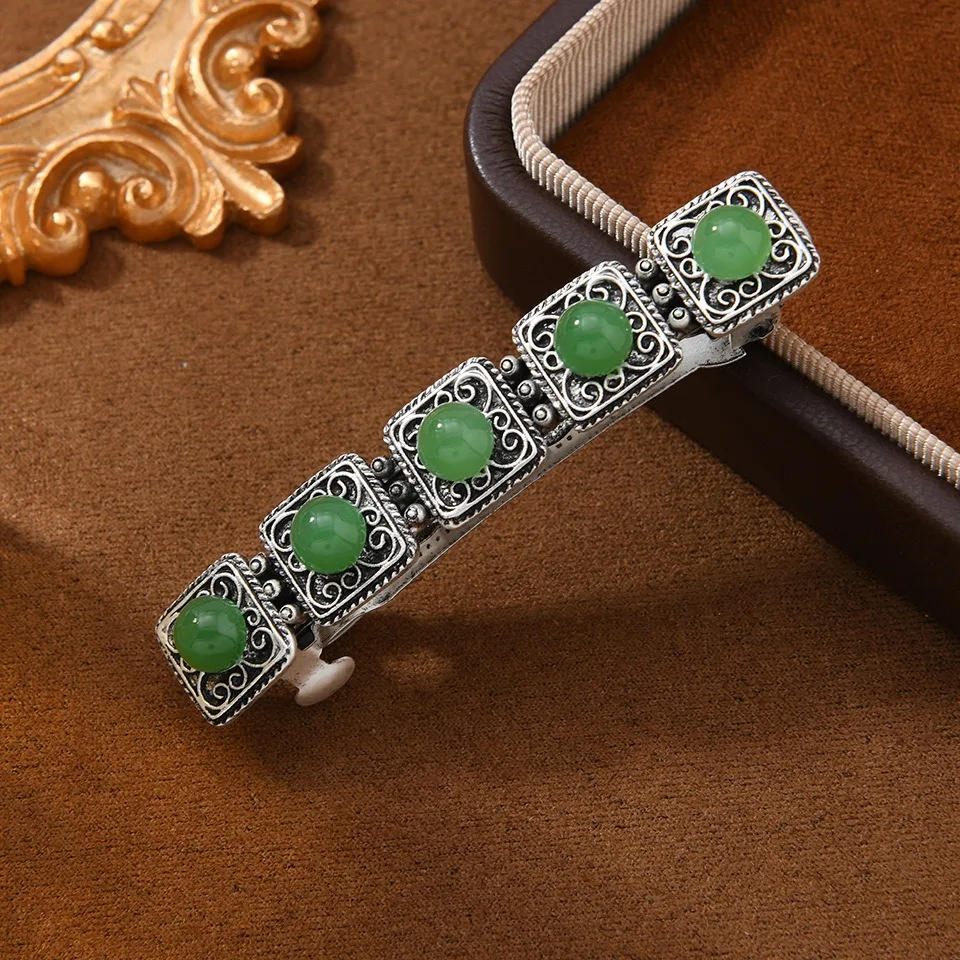 Pasador de Pelo Plateado Vintage con Cuentas Verdes y Filigrana Intrincada, Ideal para Agregar un Toque Oriental Tradicional