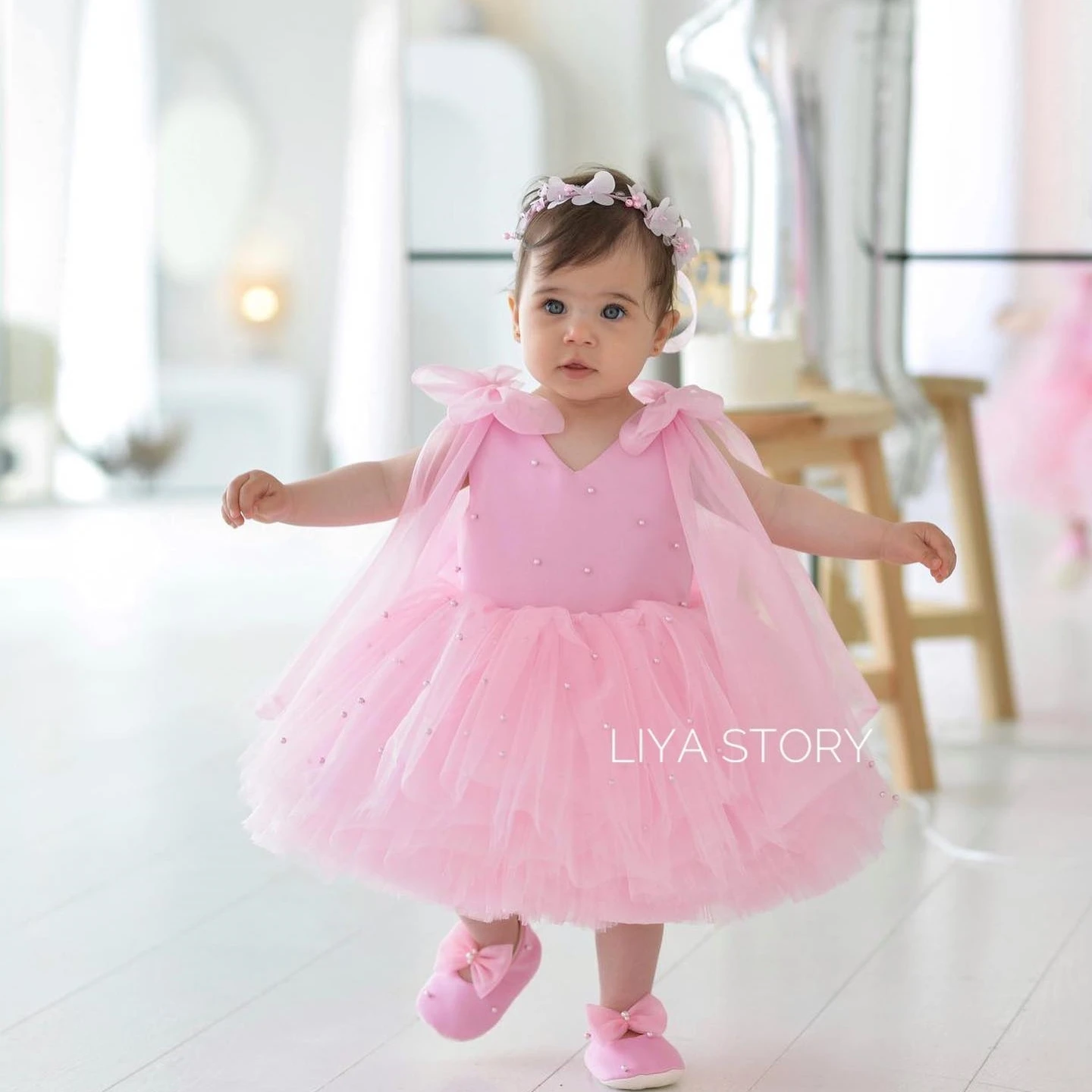 

Pearls Pink Tulle Flower Girl Dresses Tiered Children Birthday Gowns Bows Little Girls Kids Photoshoot Wedding Guest Dresses