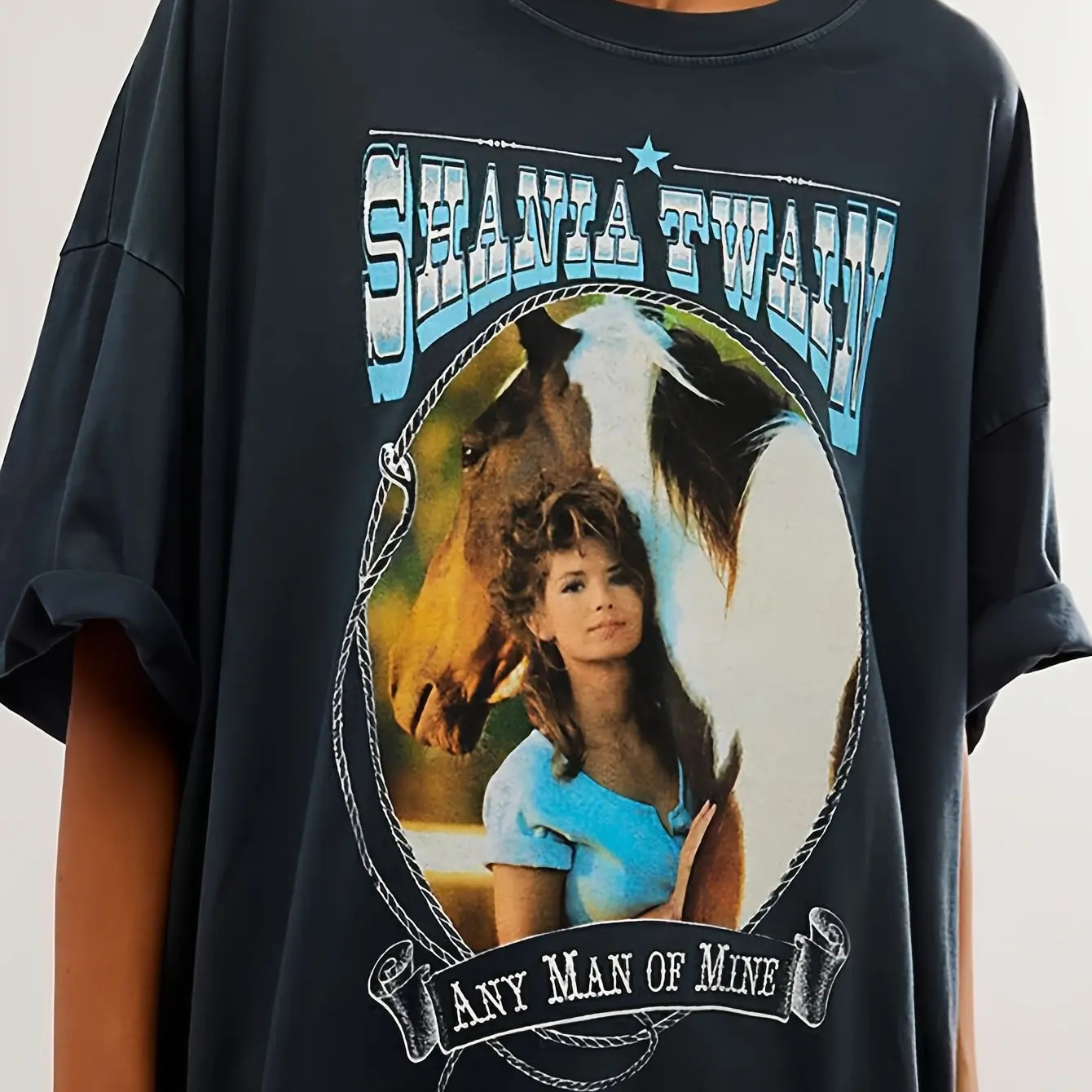 

Shania Twain Any for Man of Mine Футболка с графическим рисунком из 100% хлопка Футболка с круглым вырезом Повседневная всесезонная трикотажная ткань Верх рубашка обычного кроя