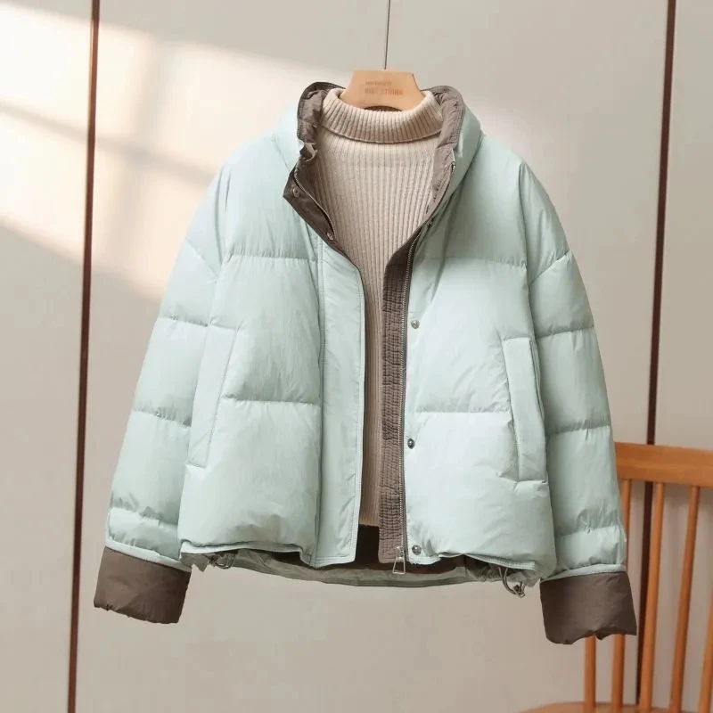 2025 Inverno Nuovo Piumino corto in cotone per le donne Pendolarismo minimalista Colore a contrasto Colletto alla coreana Cappotto di design Parka femminile