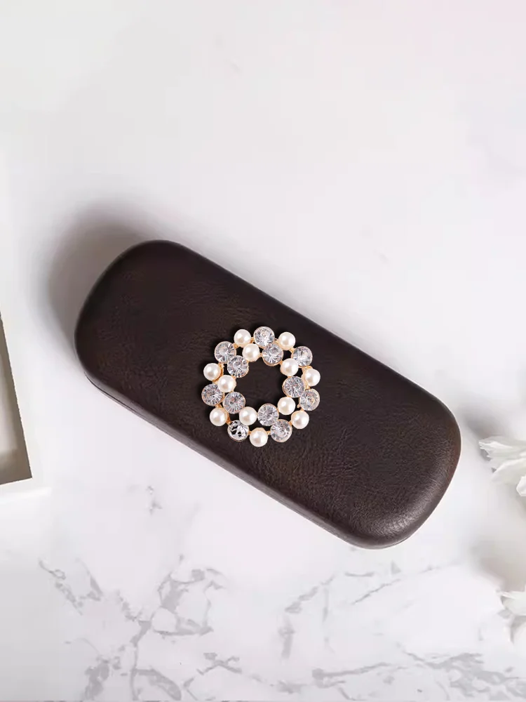 High-Quality PU & Steel Eyewear Cases Retro Design & Ultra Pressure-Resistant Symbolic Pearl & Diamond Decor, Imitation.