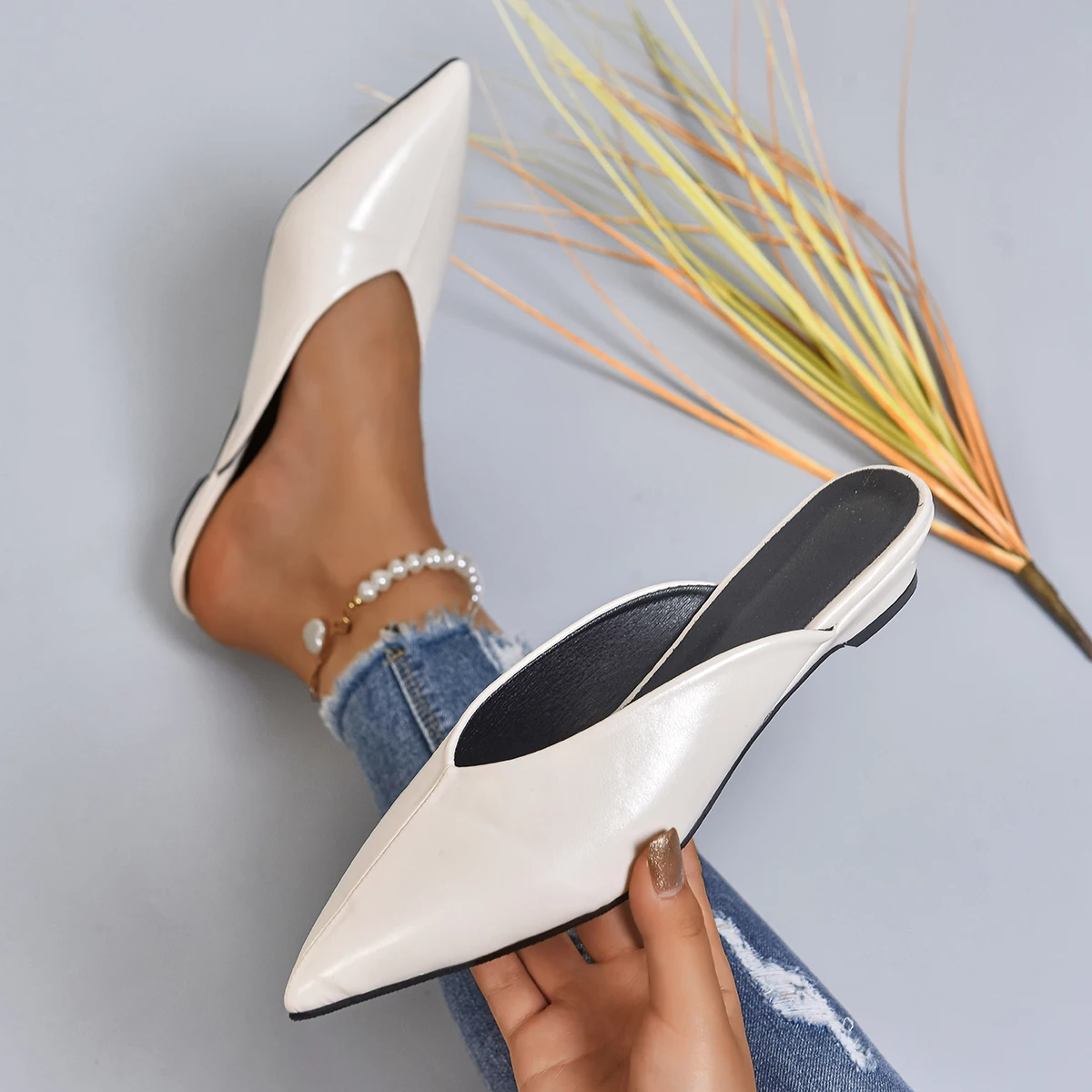 

Женские тапочки с острым носком, весенняя модная обувь без каблуков, легкие элегантные сандалии, новинка 2025, брендовые тапочки, повседневные женские шлепанцы