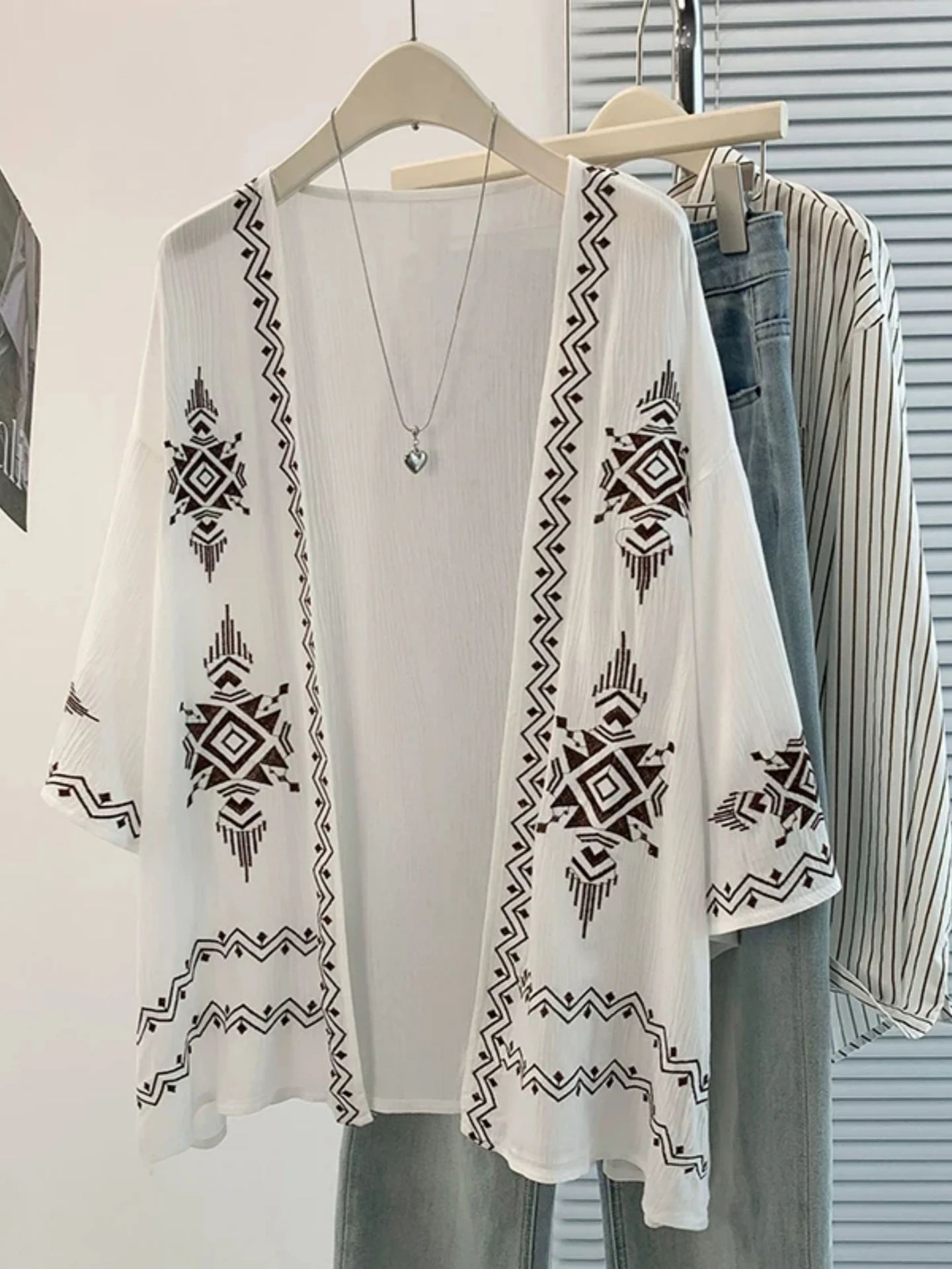 

Retro Embroidered Sun Protection Open Cardigan Thin Outerwear Women's Summer plus Size Loose Shoulder Shawl Air Conditioner C...