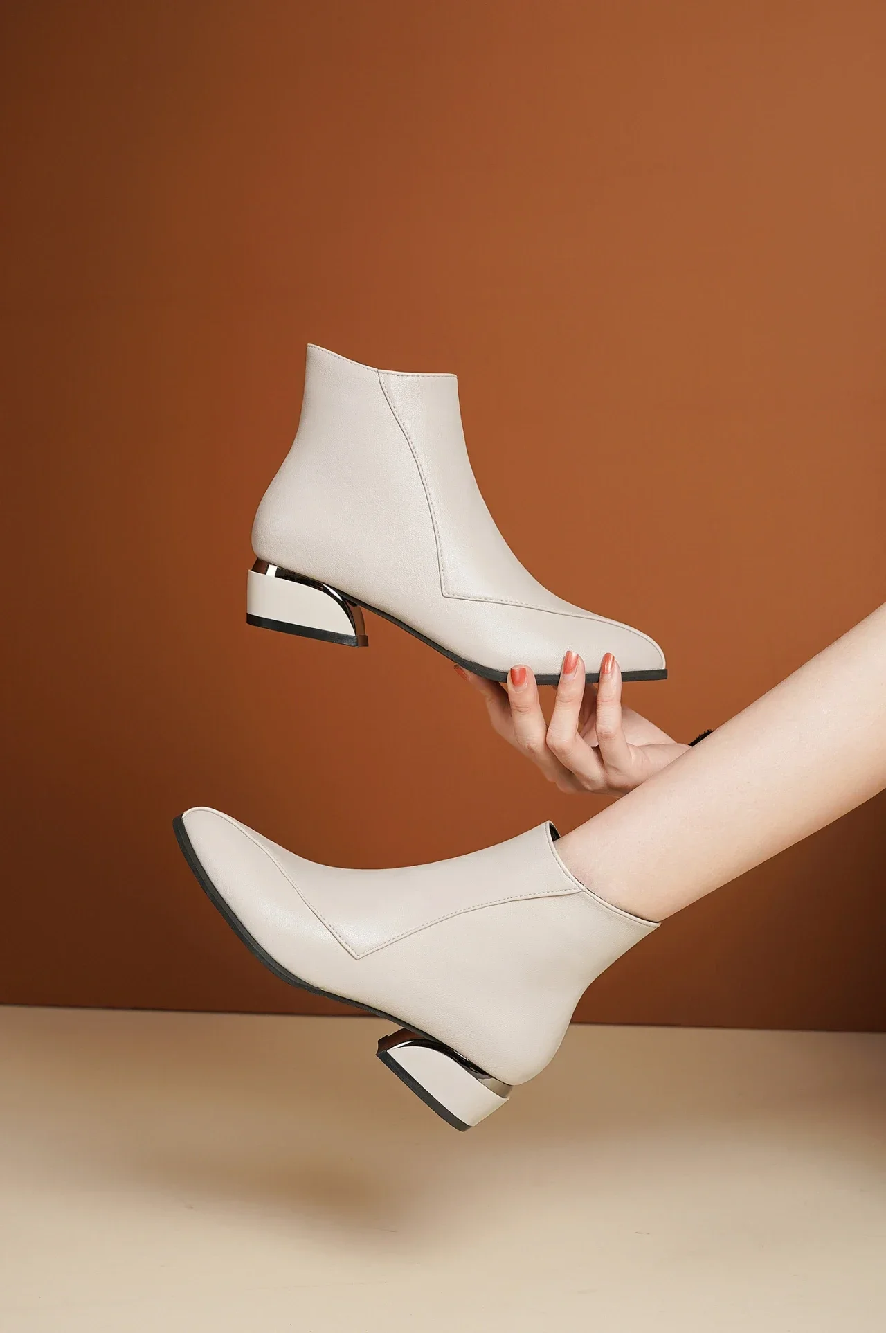 Herbst und Winter 2026 Damenstiefel Britischer Stil Modische Stiefel für Frauen Neue Dickabsatzige Übergroße Modische Kurzstiefel – Detail 31
