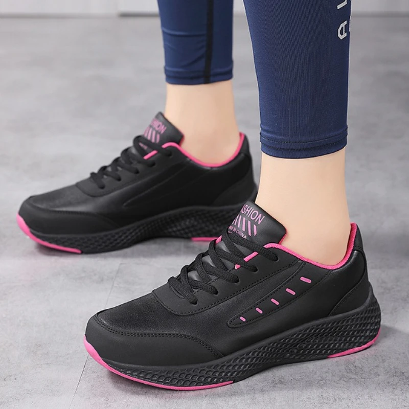 新しいカジュアルで快適なスニーカー春秋ファッショナブルな多用途の女性の靴ラウンドトゥシンプルな厚いソールヒールランニングシューズ