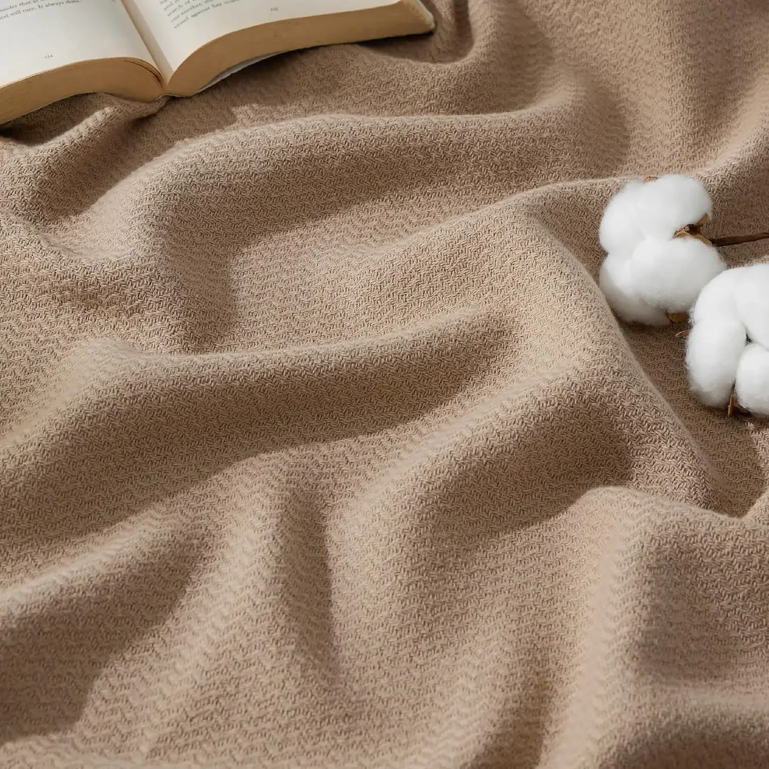Lightweight 100% Polyester Plush Fuzzy Cozy Soft Blankets and Throws for Sofa