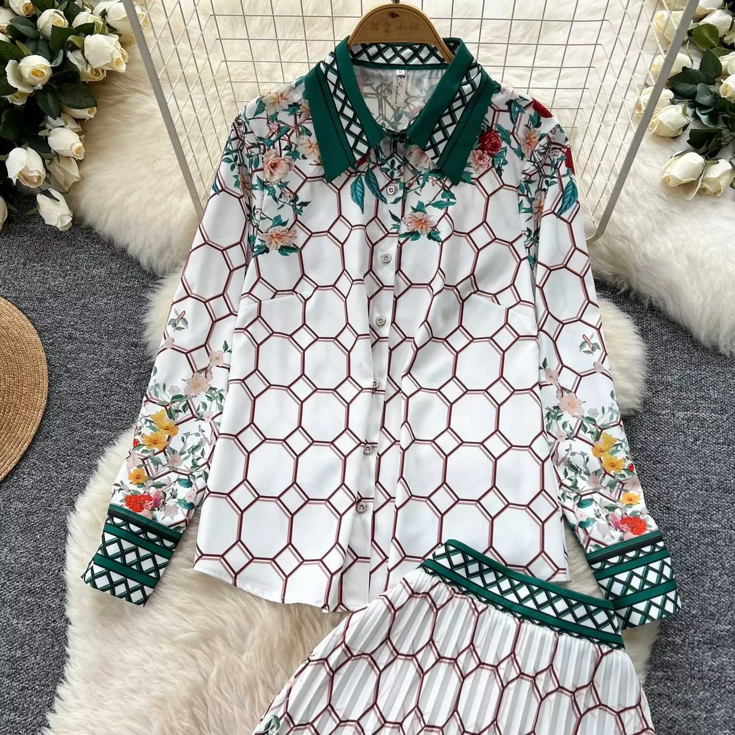 

Faionable Plaid Print Blouse And Skirt Set Vintage Window id Chain Print Long Sve Collar Polyester Material