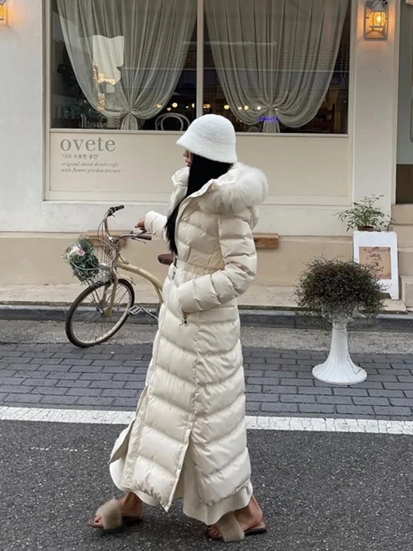 เสื้อโค้ทกันหนาวทรงยาวสำหรับผู้หญิง สีขาว ขนเป็ดแท้ อุ่นสบาย กระชับเอว สไตล์เกาหลี เหมาะสำหรับใส่ไปทำงาน แฟชั่น ผ้าไนลอน