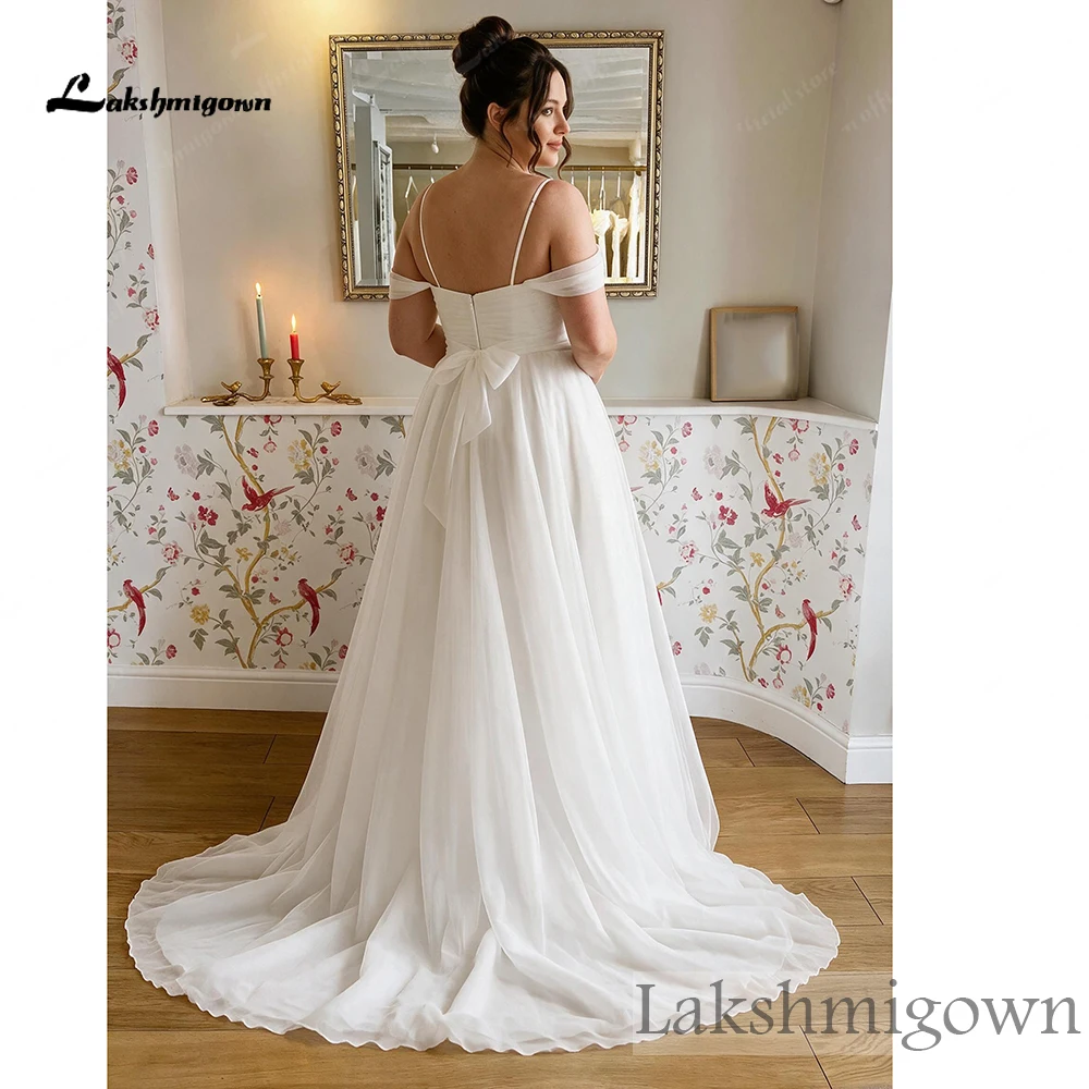 Lakshmigown Romantisches Tüll-Brautkleid in Übergröße mit Cold-Shoulder-Design, gerafftem Oberteil, Frontschlitz, Taillenschleife und A-Linien-Schnitt. – Detail 6