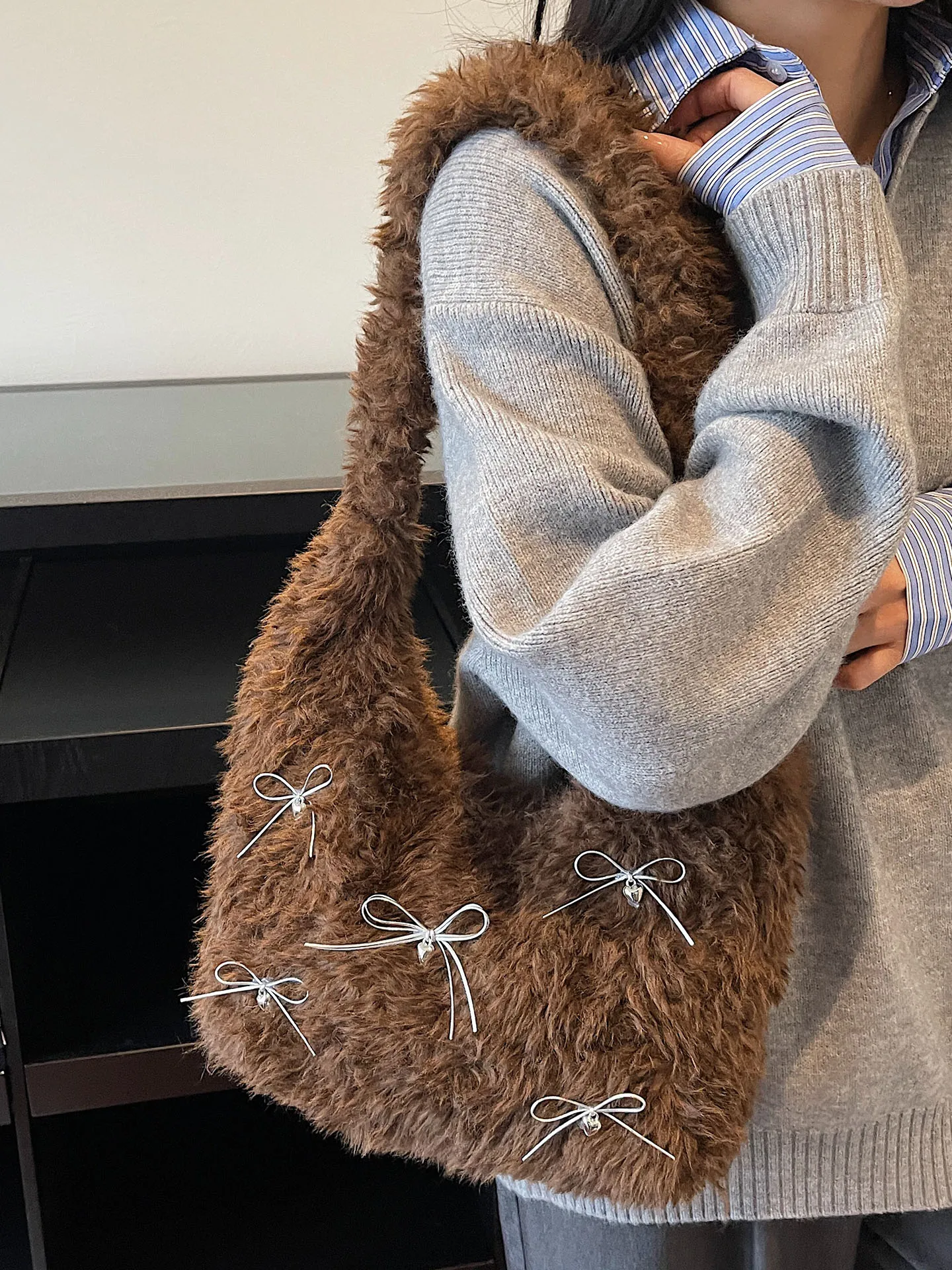 

Plush Bow Shoulder Bag Korean Version Fresh Fashionable Handbag 2025 New Simple Temperament Large Capacity Women's Armpit Bag
