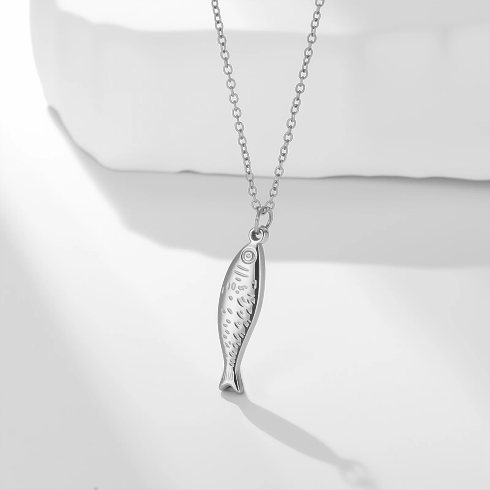 COOLTIME Modische Fisch-Anhänger-Halskette für Damen, Edelstahl, verstellbarer Schmuck, perfekt für Alltag, Geschenke und Termine – Detail 8