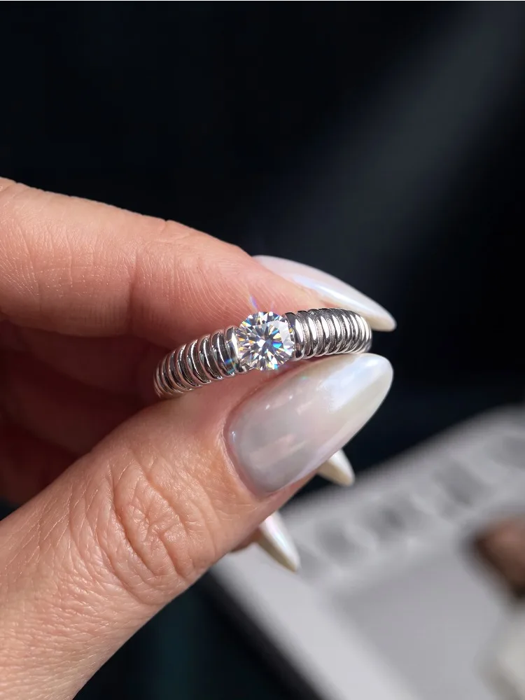 0,5 CT Spiralrunde Moissanit-Diamantringe mit Zertifikat für Damen, Jahrestag, Hochzeit, Modeschmuck – Detail 2